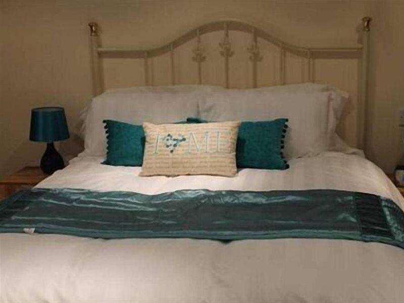 We Three Loggerheads Hotel Gwernymynydd Екстериор снимка