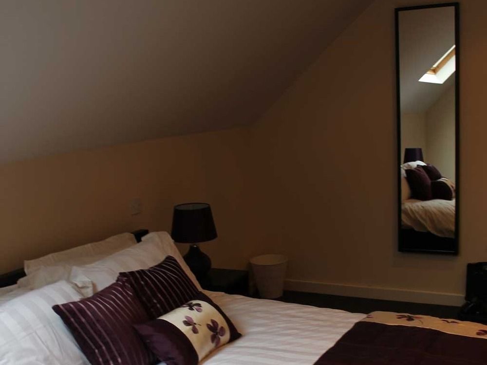 We Three Loggerheads Hotel Gwernymynydd Екстериор снимка